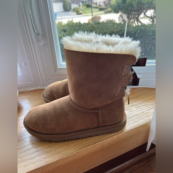 UGG SHOES| BAILEY BOW UGGS|COLOR TAN: SIZE 5 - Picture 5 of 16
